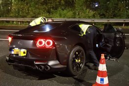 Ferrari crasht op A1 bij Naarden, bestuurder spoorloos