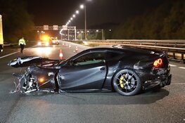 Ferrari crasht op A1 bij Naarden, bestuurder spoorloos
