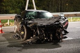 Ferrari crasht op A1 bij Naarden, bestuurder spoorloos
