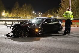 Ferrari crasht op A1 bij Naarden, bestuurder spoorloos
