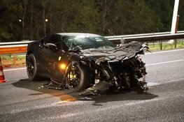 Ferrari crasht op A1 bij Naarden, bestuurder spoorloos