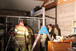 Paard in nood in stal in Huizen, brandweer twee uur bezig
