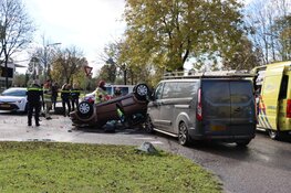 Auto over de kop bij flink ongeval op druk kruispunt in Naarden