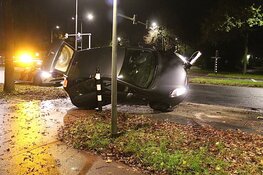 Auto rijdt stoplicht uit de grond in Huizen