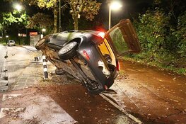 Auto rijdt stoplicht uit de grond in Huizen