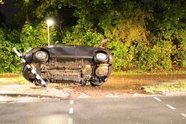 Auto rijdt stoplicht uit de grond in Huizen