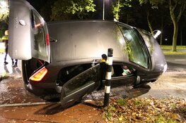 Auto rijdt stoplicht uit de grond in Huizen