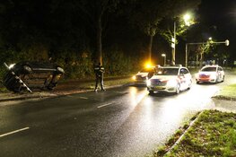 Auto rijdt stoplicht uit de grond in Huizen