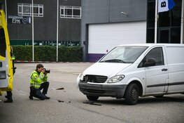 Motorrijder gewond na botsing met bestelbus