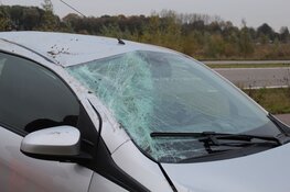 Auto over de kop in Muiden