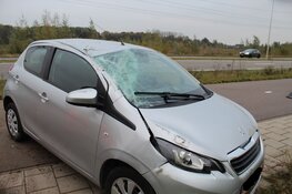 Auto over de kop in Muiden
