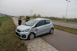 Auto over de kop in Muiden
