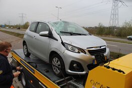 Auto over de kop in Muiden