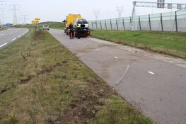 Auto over de kop in Muiden