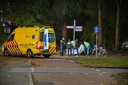Twee fietsers botsen op rotonde in Hilversum