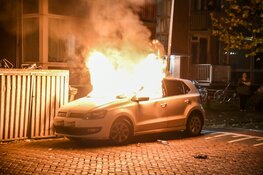 Auto door brand verwoest, vermoedelijk brandstichting