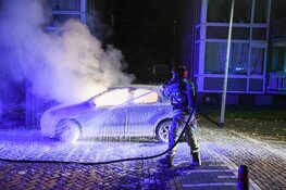 Auto door brand verwoest, vermoedelijk brandstichting