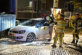 Auto door brand verwoest, vermoedelijk brandstichting