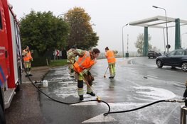 Brandweer verwijderd oliespoor in Nederhorst