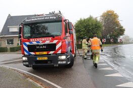Brandweer verwijderd oliespoor in Nederhorst