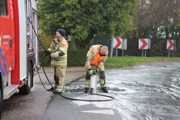 Brandweer verwijderd oliespoor in Nederhorst