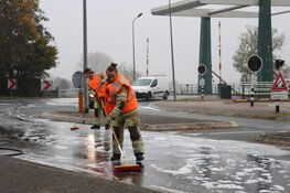 Brandweer verwijderd oliespoor in Nederhorst
