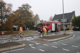 Brandweer verwijderd oliespoor in Nederhorst