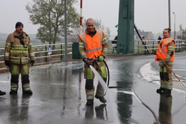 Brandweer verwijderd oliespoor in Nederhorst