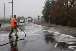 Brandweer verwijderd oliespoor in Nederhorst
