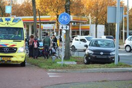Fietser geschept door auto in Huizen