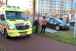 Fietser geschept door auto in Huizen
