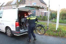 Fietser geschept door auto in Huizen