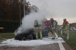 Veel rookontwikkeling bij autobrand Naarden
