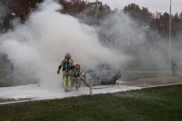 Veel rookontwikkeling bij autobrand Naarden