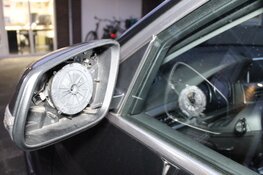Spiegels weggenomen bij auto&#39;s in Naarden