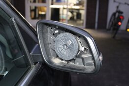 Spiegels weggenomen bij auto&#39;s in Naarden