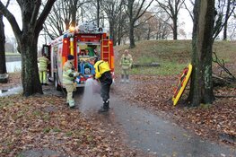 Hond uit water gered in Naarden-Vesting