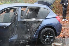 Auto in brand tijdens het rijden in Blaricum