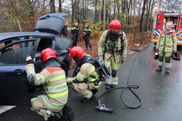 Auto in brand tijdens het rijden in Blaricum
