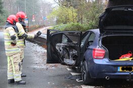 Auto in brand tijdens het rijden in Blaricum