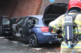 Auto in brand tijdens het rijden in Blaricum