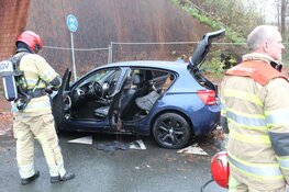 Auto in brand tijdens het rijden in Blaricum