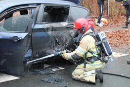 Auto in brand tijdens het rijden in Blaricum