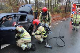 Auto in brand tijdens het rijden in Blaricum