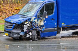Gehuurde bakwagen botst op rotonde tegen palen in Huizen