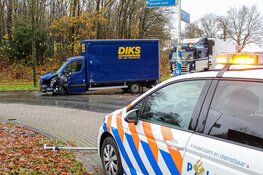 Gehuurde bakwagen botst op rotonde tegen palen in Huizen