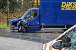 Gehuurde bakwagen botst op rotonde tegen palen in Huizen