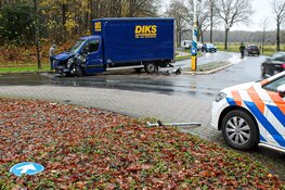 Gehuurde bakwagen botst op rotonde tegen palen in Huizen
