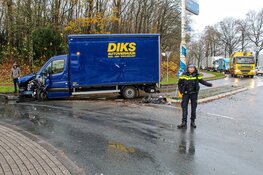 Gehuurde bakwagen botst op rotonde tegen palen in Huizen