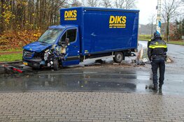Gehuurde bakwagen botst op rotonde tegen palen in Huizen